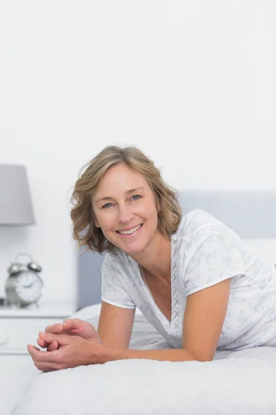 Mulher loira feliz deitada na cama — Fotografia de Stock