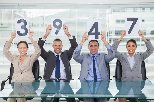 Sonriente panel de entrevistas con carteles que dan grado a su appl — Foto de Stock