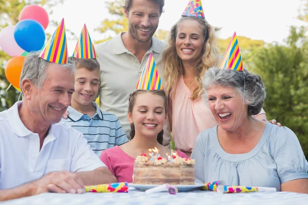 Família estendida alegre celebrando um aniversário — Fotografia de Stock