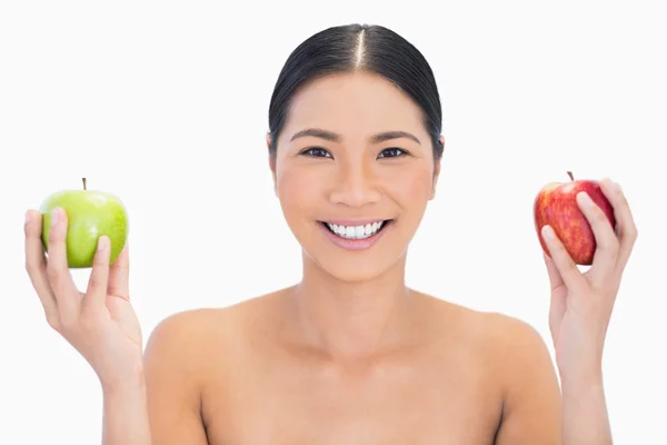 Vidám Fekete hajú modell gazdaság alma, mindkét kezével — Stock Fotó