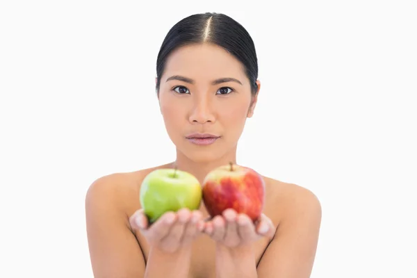 Zawartość naturalnych brunetka gospodarstwa jabłka w obie ręce — Zdjęcie stockowe