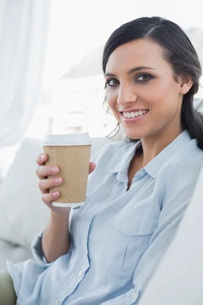 コーヒーのマグカップを保持している陽気な魅惑的なブルネット — ストック写真