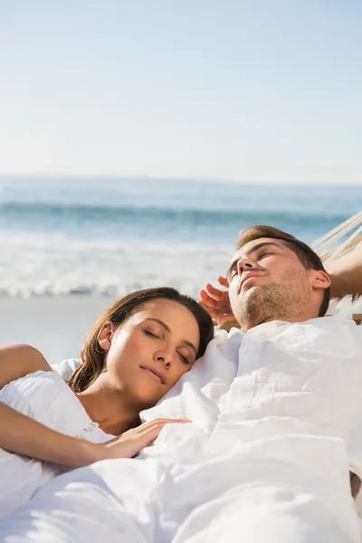 Fridfulla par sova i en hängmatta — Stockfoto