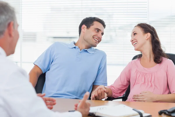 Coppia amorevole in attesa di bambino medico consulente — Foto Stock