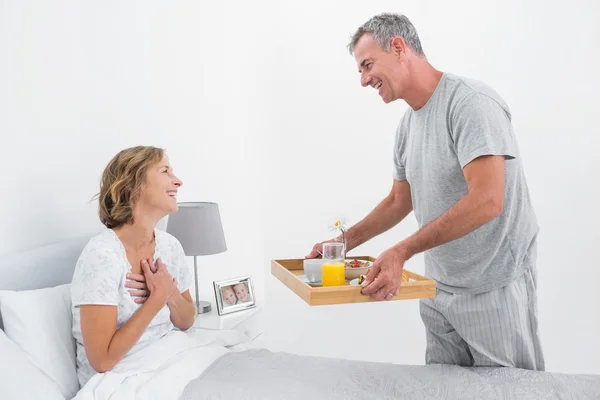 Liefhebbende echtgenoot ontbijt in bed om vrouw — Stockfoto