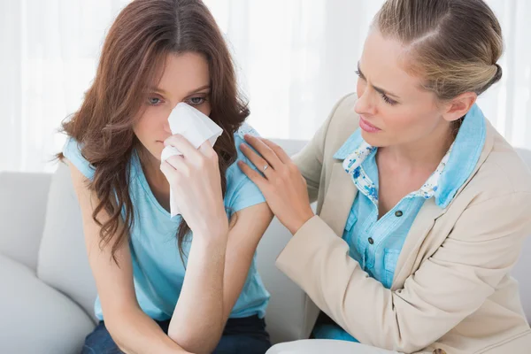 Blond therapeut kijken naar haar patiënt huilen — Stockfoto