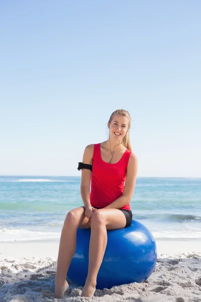 Fit Blondine sitzt auf Turnball — Stockfoto