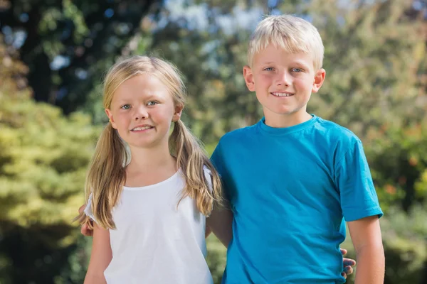 Brother and sister smiling at camera — Stock Photo, Image