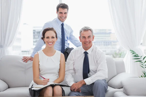 Glada partner poserar samtidigt ha ett möte — Stockfoto