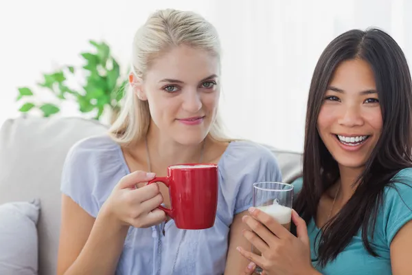 Mujer rubia sonriendo a la cámara con un amigo — Foto de Stock