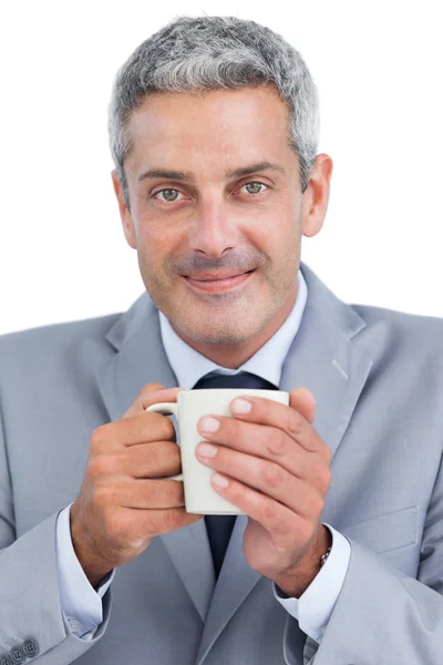 Zufriedener Geschäftsmann mit Becher — Stockfoto