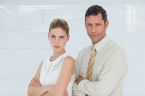 Compañeros frunciendo el ceño posando juntos — Foto de Stock