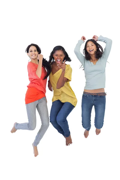 Разнообразные молодые женщины прыгают и смотрят в камеру — стоковое фото