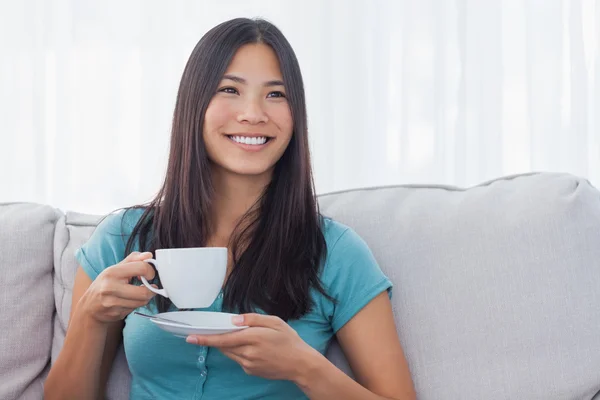 Jonge Aziatische vrouw kopje thee drinken — Stockfoto