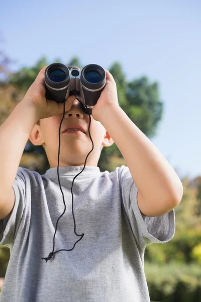 Niño mirando a través de los prismáticos al cielo — Foto de Stock