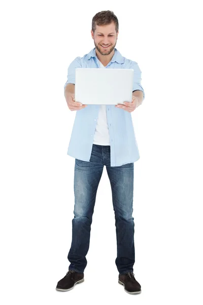 Model zrelaksowany patrząc na jego laptopie — Zdjęcie stockowe