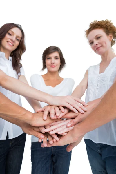 Fredliga kvinnor att gå med händerna i en cirkel — Stockfoto