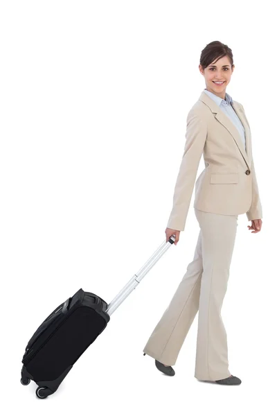 Mujer de negocios sonriente tirando de la maleta — Foto de Stock