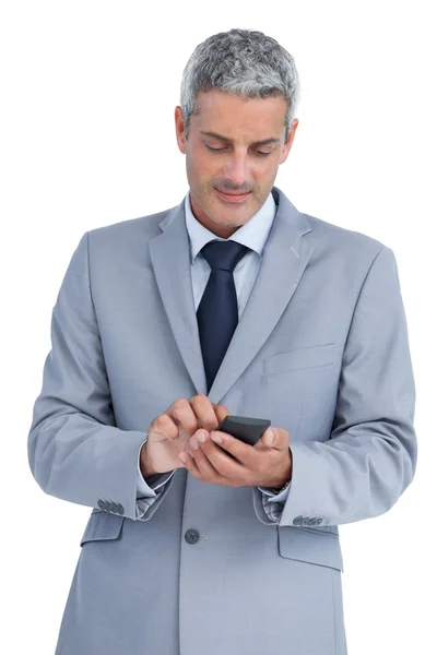 Biznesmen wysyłanie wiadomości tekstowych — Zdjęcie stockowe