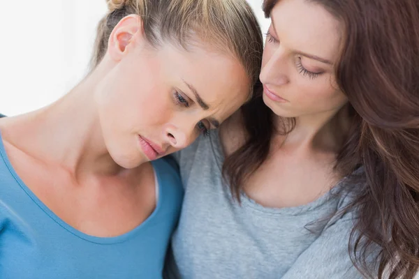 Vrouw troost haar vriend — Stockfoto