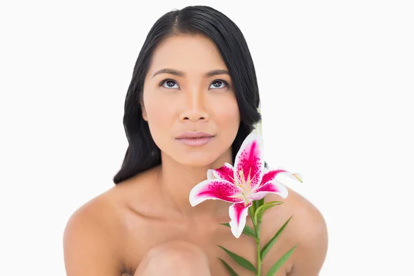 Zamyšlený přírodní černé vlasy model představuje s lily — Stock fotografie