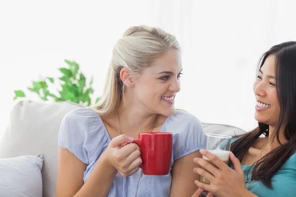 Femme blonde bavarder avec son ami — Photo