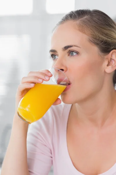 Tankeväckande kvinna dricka apelsinjuice — Stockfoto