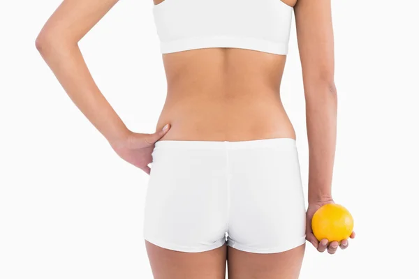 Achterkant van vrouwelijk slanke lichaam in korte broek — Stockfoto