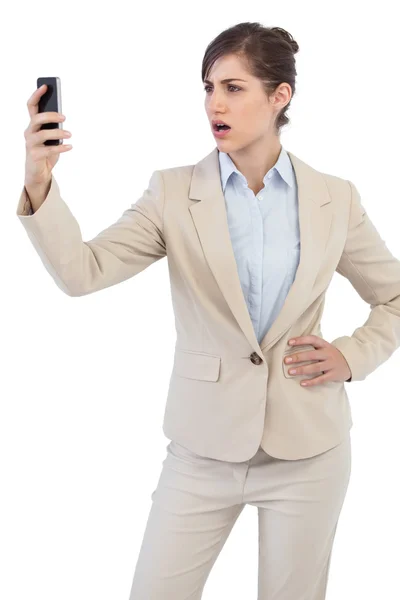 Femme d'affaires en colère au téléphone — Photo