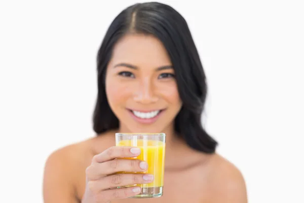 Glimlachend sensuele naakt model drinken sinaasappelsap — Stockfoto