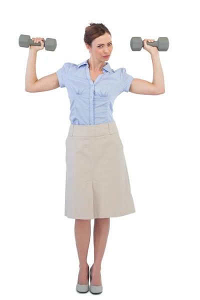 Mulher de negócios forte posando com halteres olhando para a câmera — Fotografia de Stock