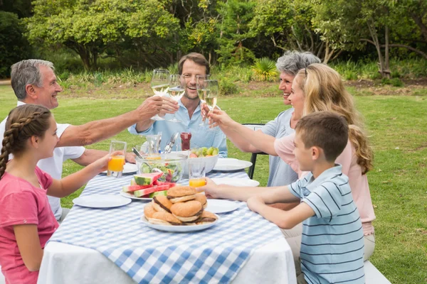 Multi generatie familie roosteren elkaar tijdens het diner buiten — Stockfoto