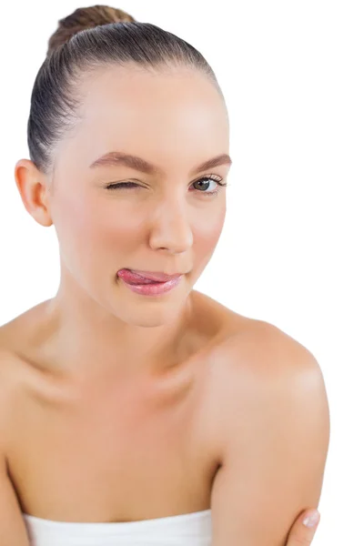Model posiert mit ausgestreckter Zunge und Augenzwinkern — Stockfoto