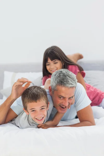 Glimlachend vader met plezier met zijn kinderen — Stockfoto