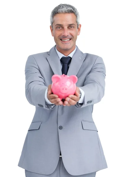 Vrolijke zakenman bedrijf piggy bank — Stockfoto