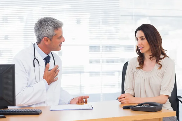 Pacjent poważne rozmowy ze swoim lekarzem o chorobie — Zdjęcie stockowe