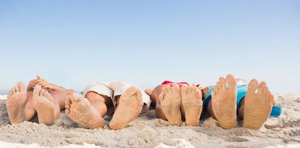 Pés de amigos deitados juntos — Fotografia de Stock