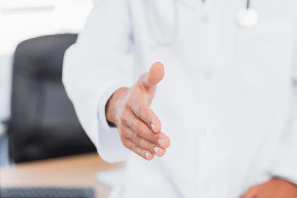 Docteur présentant sa main pour une poignée de main — Photo