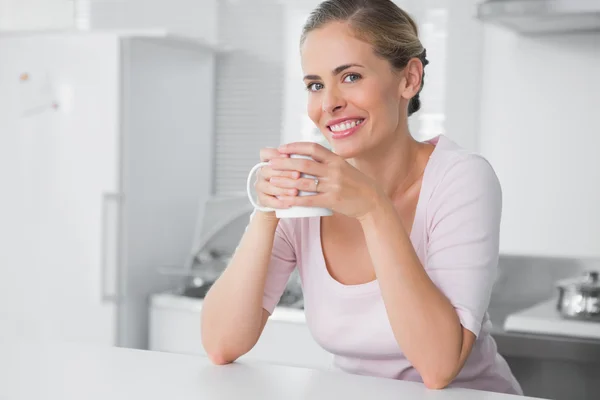 Promienna kobieta o kawy — Zdjęcie stockowe