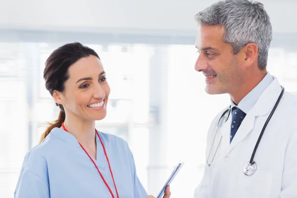 Krankenschwester im Gespräch mit Arzt — Stockfoto