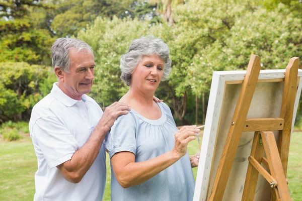 Mujer retirada pacífica pintura sobre lienzo con marido —  Fotos de Stock