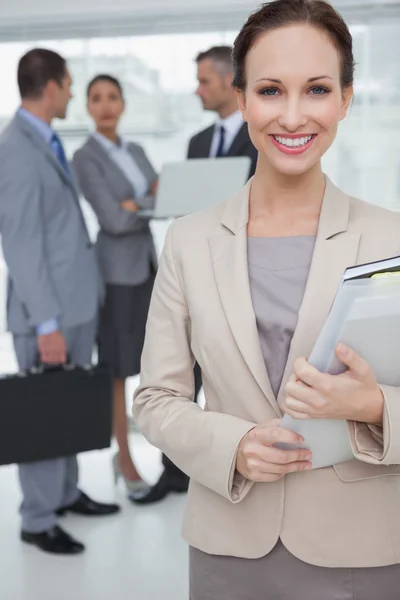 Alegre mujer de negocios sosteniendo archivos posando — Foto de Stock