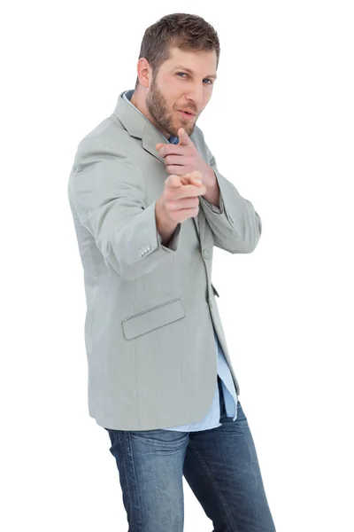 Современная модель, позирующая в пиджаке — стоковое фото