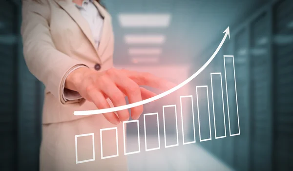 Zakenvrouw aanraken staafdiagram en pijl afbeelding — Stockfoto
