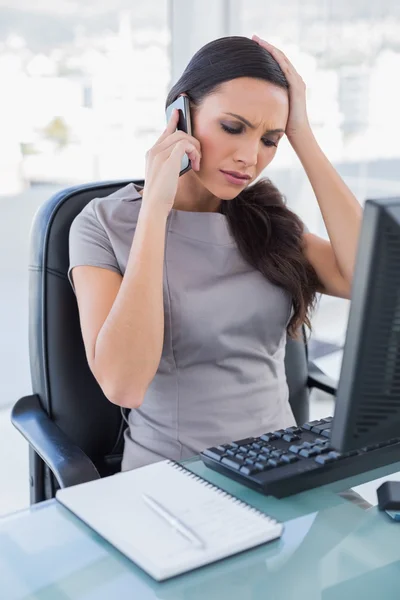 Orolig vacker affärskvinna med ett telefonsamtal — Stockfoto