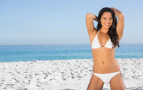 Lachende sexy vrouw in witte bikini poseren — Stockfoto