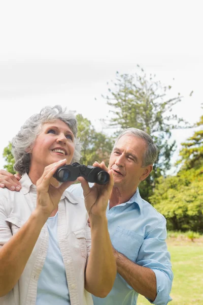 Kvinna anläggning kikare med partner — Stockfoto