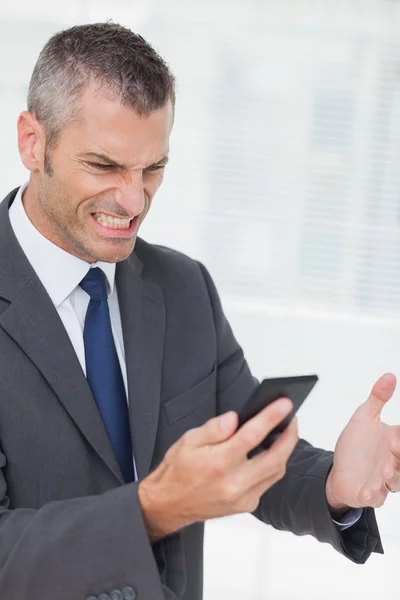 Biznesmen złościć po telefon — Zdjęcie stockowe