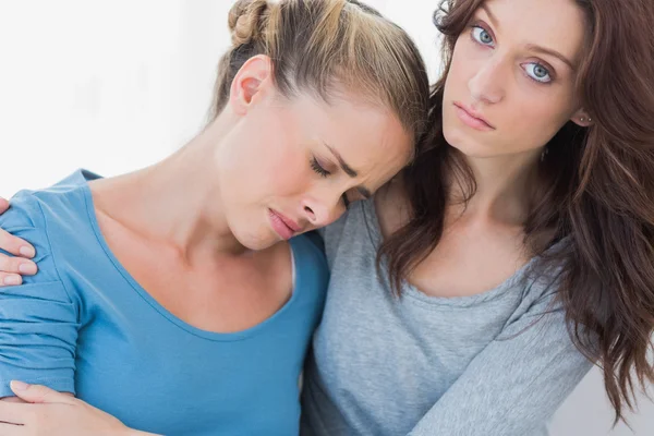 Mujer consolando a su amigo molesto —  Fotos de Stock