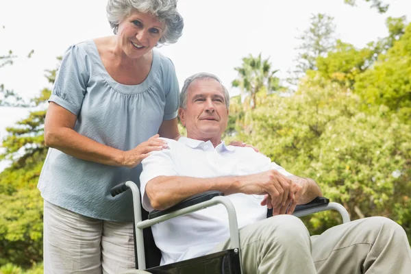 Vrolijke volwassen man in de rolstoel met zijn partner — Stockfoto